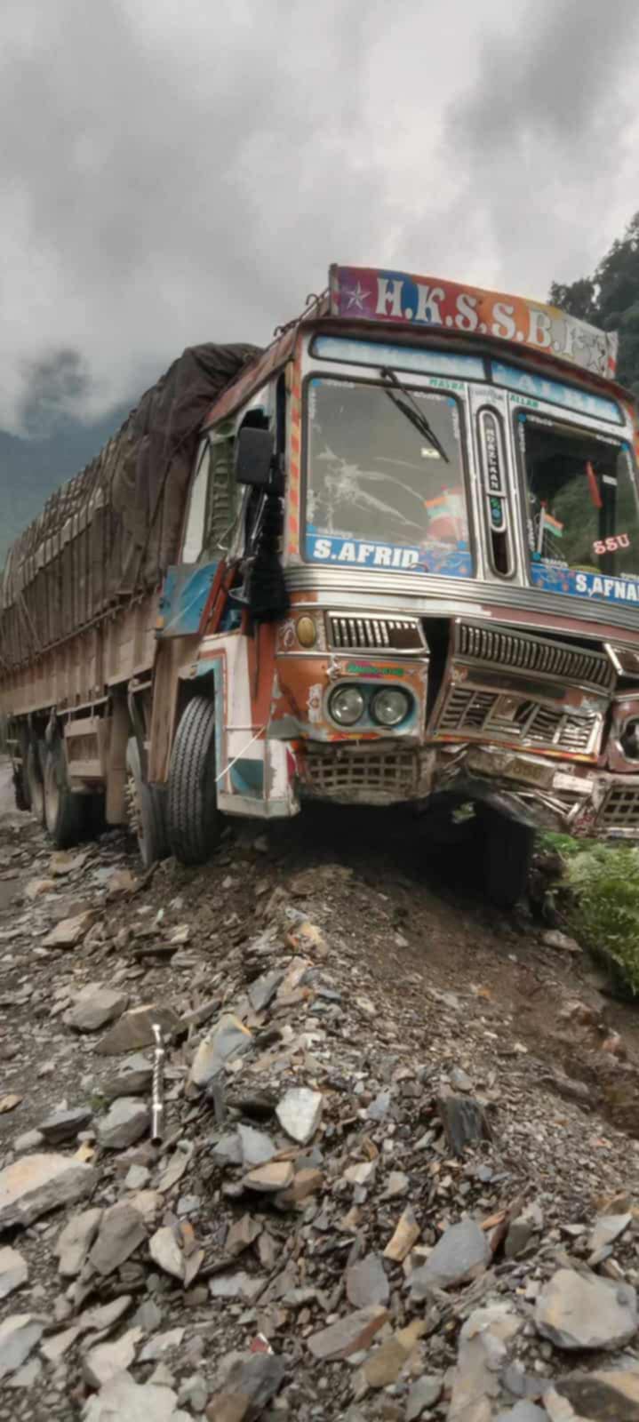 ट्रकमा ढुङ्गा खस्दा तीन जना घाइते