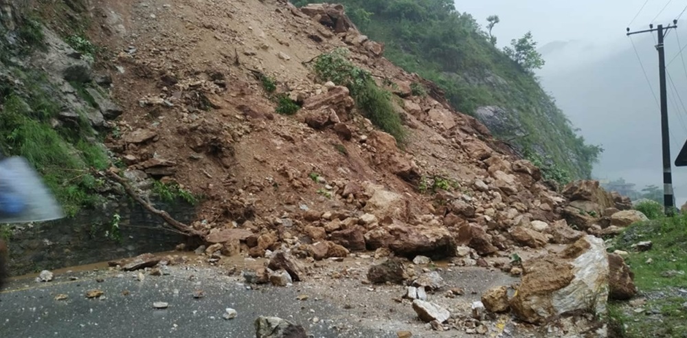 बाढीले मध्यपहाडी लोकमार्ग अवरुद्ध