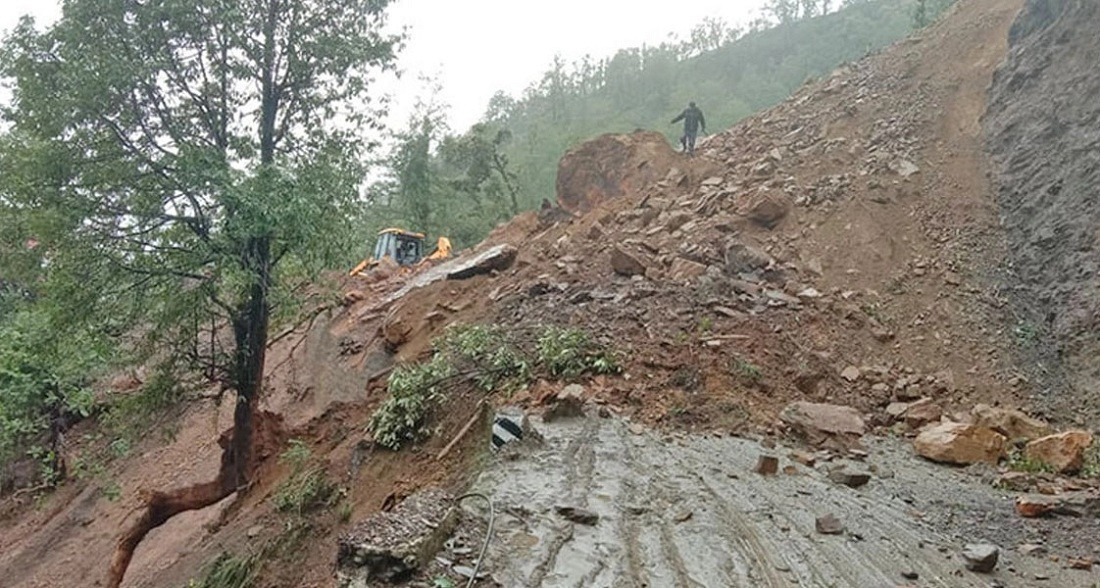 बाढीपहिरोका कारण १८ राजमार्गमा यातायात अवरुद्ध