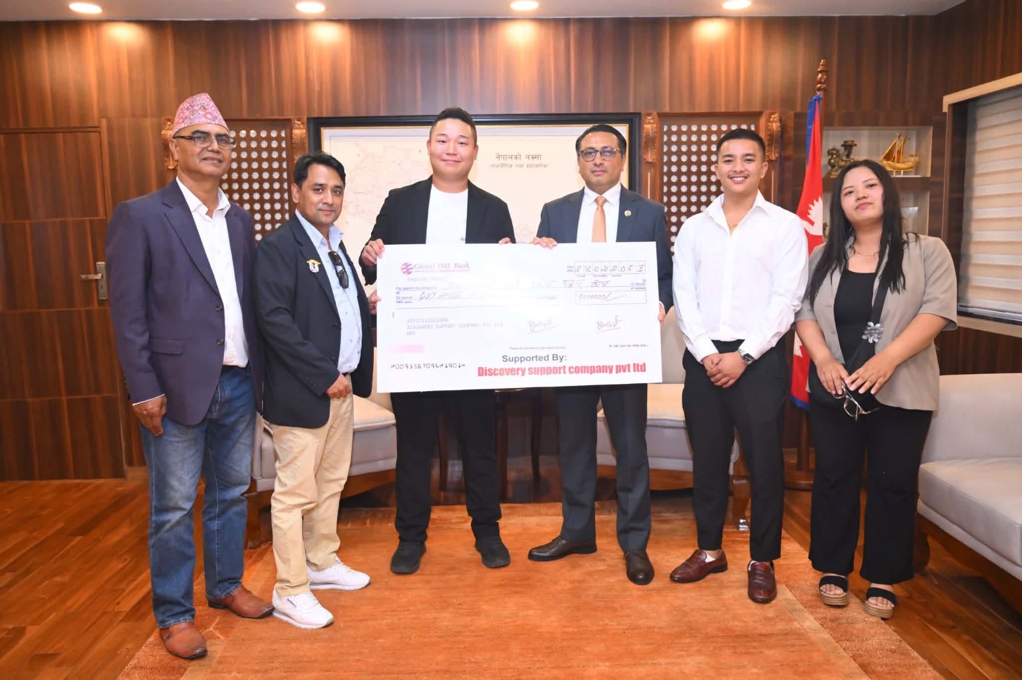 डिस्कभरी सपोर्टद्वारा प्रधानमन्त्री दैवी प्रकोप उद्धार कोषमा १० लाख रुपैयाँ सहयोग