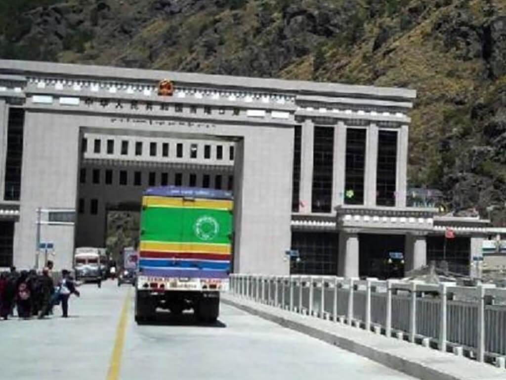 तातोपानी र केरुङ नाका बन्द हुँदा दसैँको सामान बेच्न समस्या