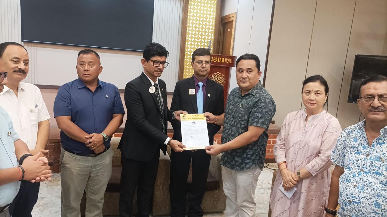 लायन्स क्लब अफ विराटनगर सेन्ट्रलद्वारा विपद् कोषमा १ लाख ५१ हजार सहयोग