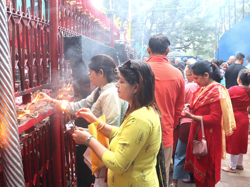 नवरात्रको चौथो दिन : देशभरका शक्तिपीठ एवं देवी मन्दिरमा भक्तजनको घुइँचो