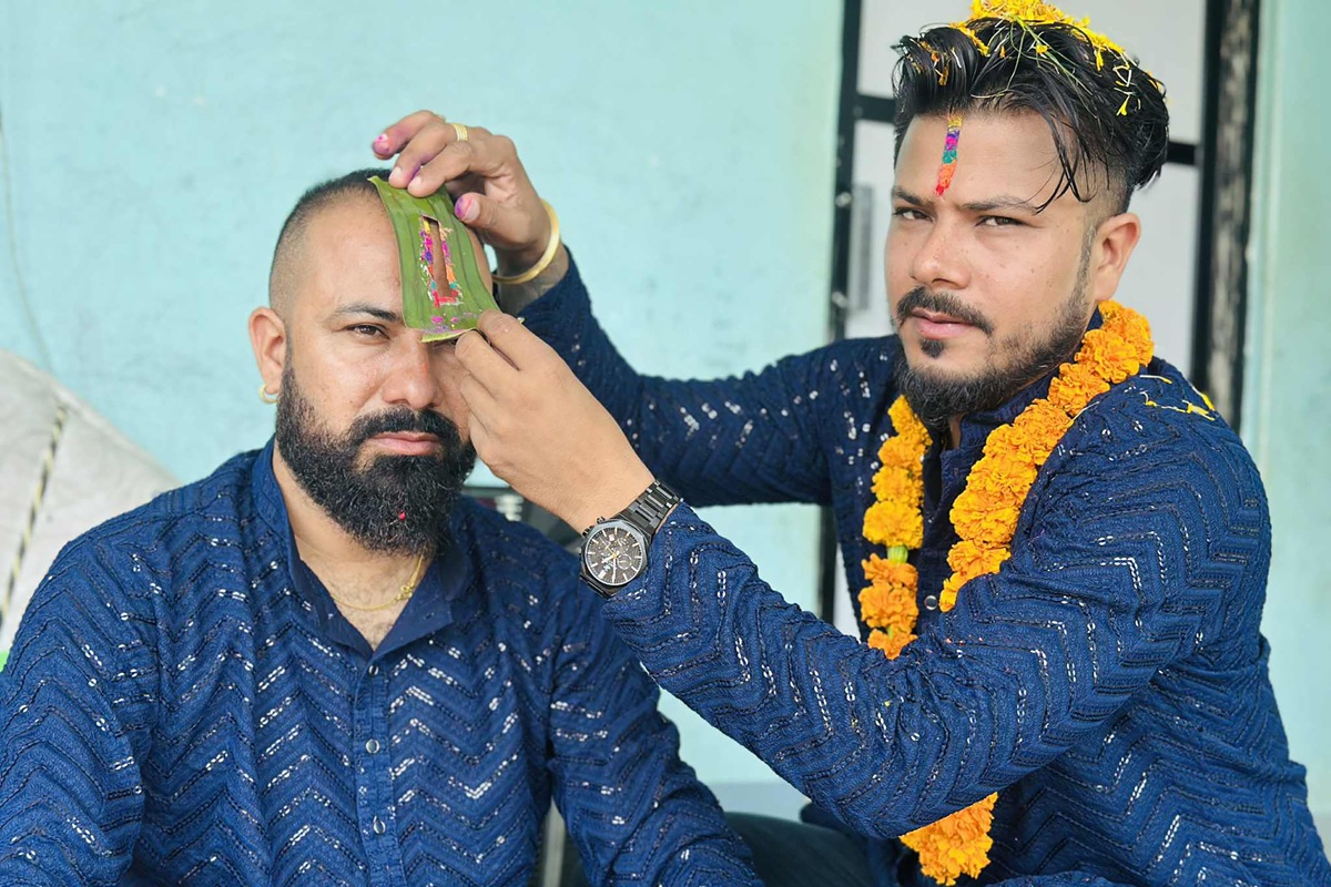 दाजुभाइले एकापसमा लगाए भाइटीका