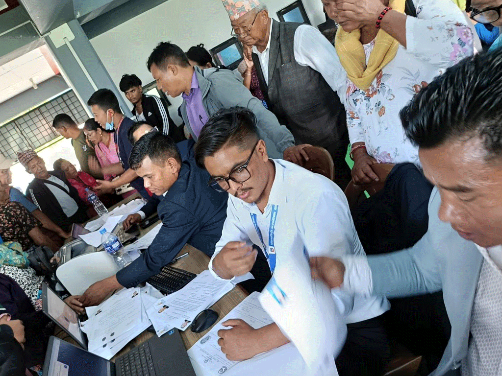 सेवाग्राही खोज्दै जनप्रतिनिधि र कर्मचारी सहरमा