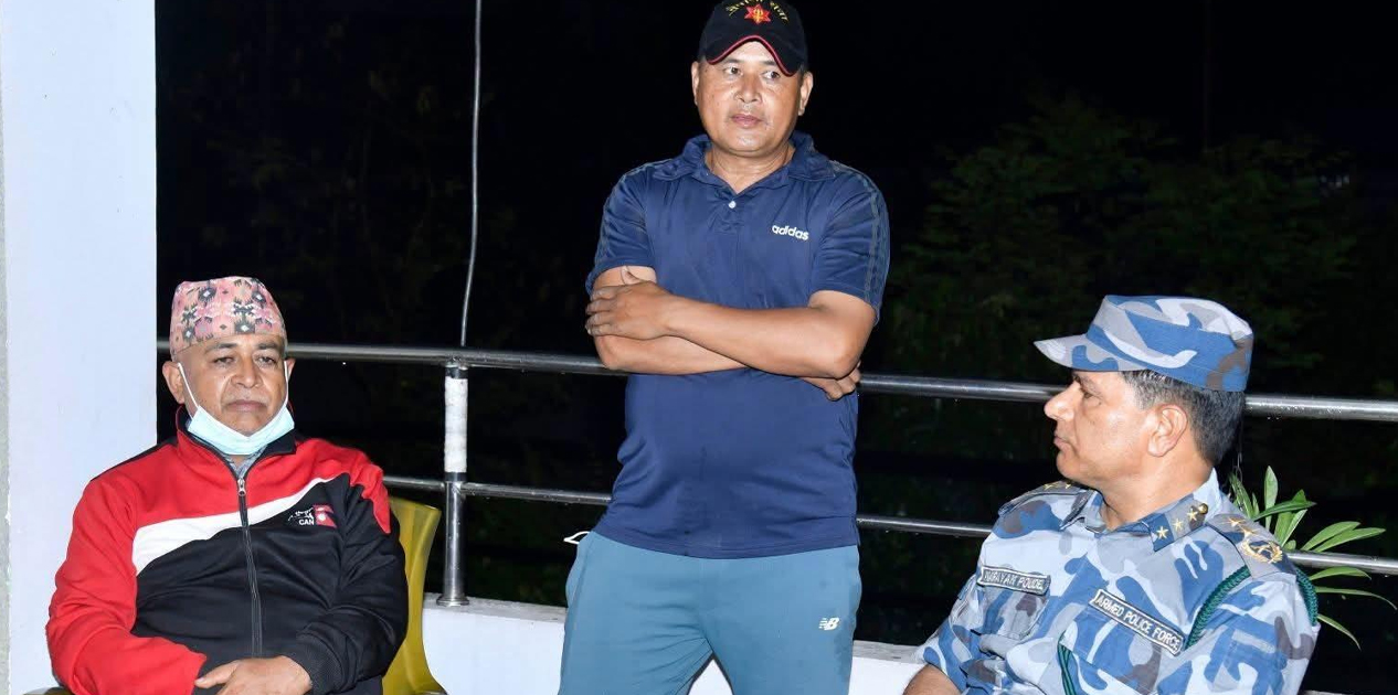 मृतक र बेपत्ता सशस्त्र प्रहरीका परिवारजनसँग महानिरीक्षक पौडेलको भेट