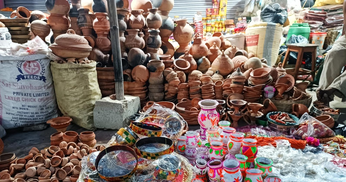 तिहार र छठ नजिकिएसँगै माटो र बाँसका सामग्रीको माग बढ्यो