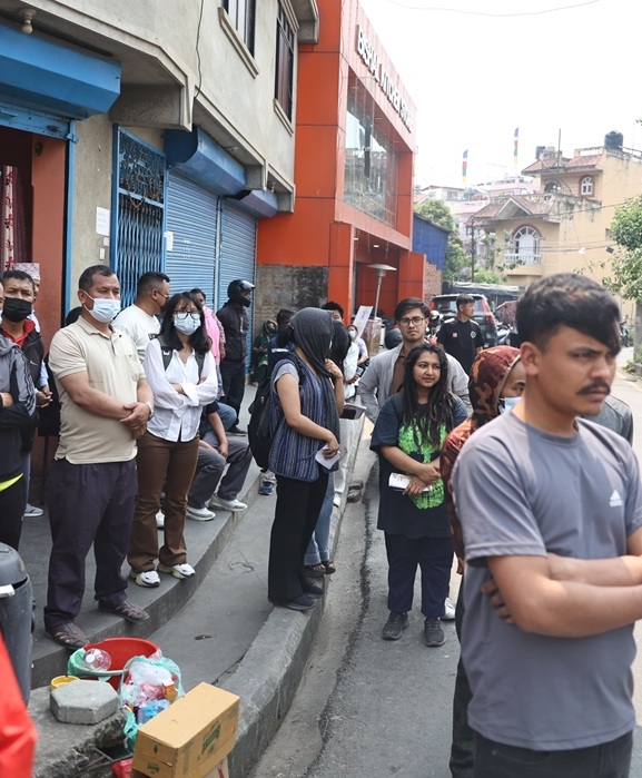 डोजर रोक्न माग गर्दै सुकुम्वासी रास्वपा कार्यालयमा, सुरक्षा व्यवस्था कडा