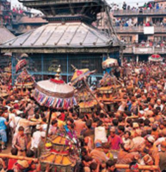 विश्वप्रसिद्ध बिस्काः जात्रा भैरवको रथ वंशगोपाल पुगेर फर्काउँदै