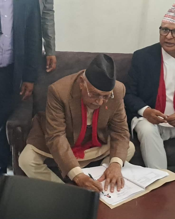 ओलीले दर्ता गराए उम्मेदवारी, बालेनसँग भिडन्त 