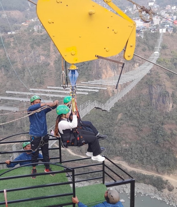 द क्लिफमा मेगाट्रोल सञ्चालनमा