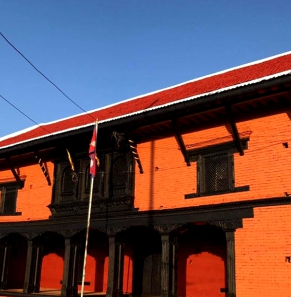 पर्यटक कुर्दै बल्कोट पौवा