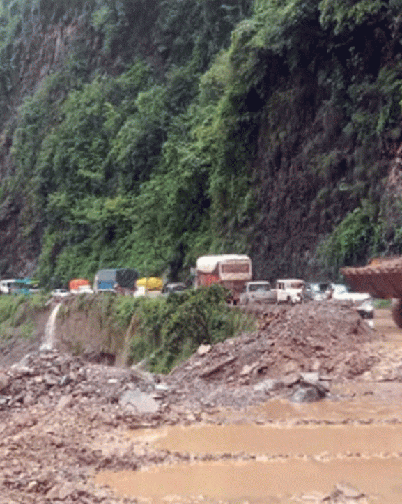 पहिरोले अवरुद्ध भएको काठमाडौँ-मुग्लिन सडक खुल्यो