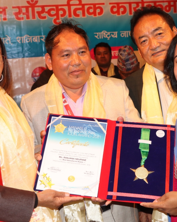 गीतकार रञ्जना आइकन अवार्डबाट सम्मानित