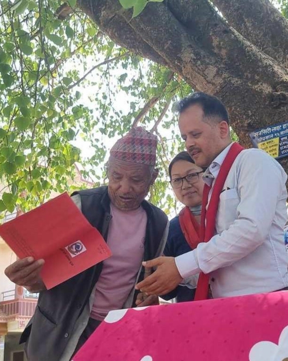 ३५ वर्षपछि २६ परिवारले पाए जग्गाधनी प्रमाणपत्र