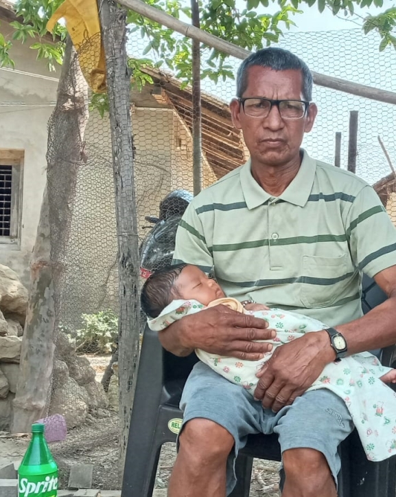समुदायमा ‘बुबा कक्षा’ : बुहारीलाई घरको काममा सघाउनु बन्यो चन्द्र प्रसादको दैनिकी