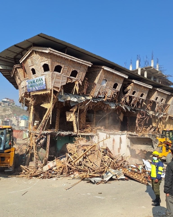 विष्णुमती करिडोरका अवैध संरचनामा टोखा नगरपालिकाको डोजर
