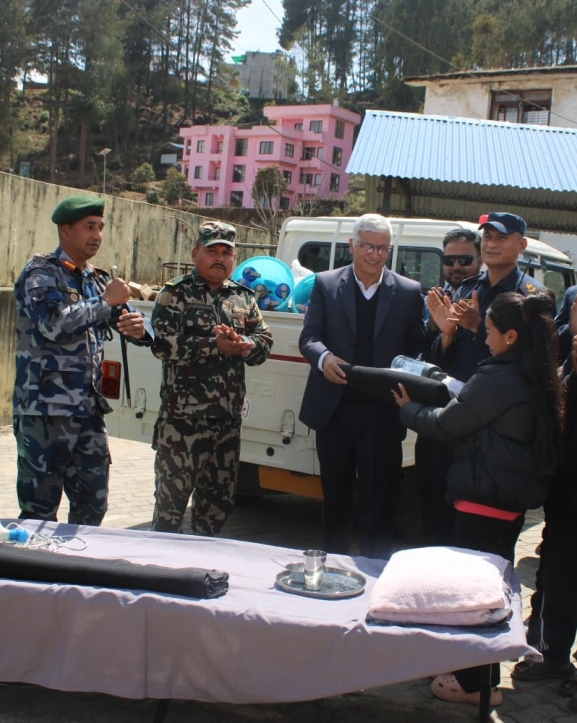 कालिञ्चोक गाउँपालिकाका आगलागी पीडितलाई राहत