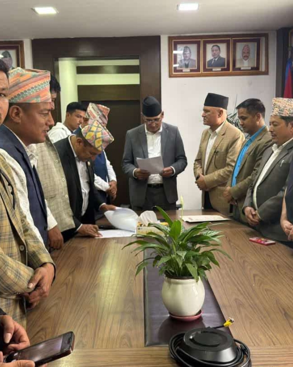 बझाङको पूर्वाधार विकासका लागि अर्थमन्त्रीलाई २५ बुँदे मागपत्र