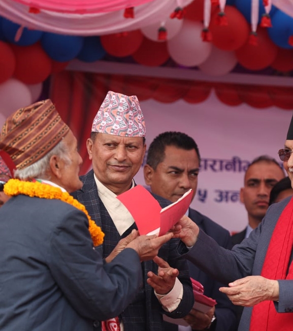 प्रधानमन्त्रीद्वारा जग्गाधनी दर्ता प्रमाणपूर्जा वितरण