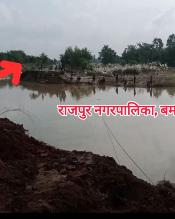 हरेक वर्ष बम नहरमा बाढी आउँदा सडक अवरूद्ध, स्थानीय समस्यामा