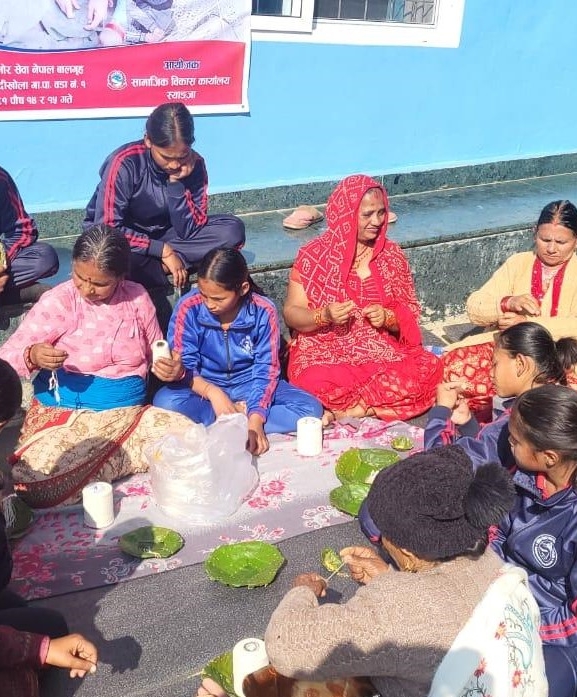 बालबालिकालाई दुना टपरी बनाउन सिकाउँदै ज्येष्ठ नागरिक