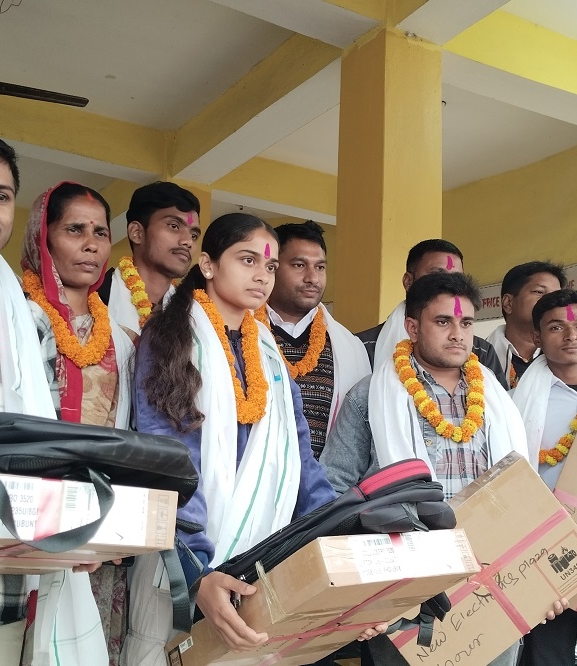 एसईईमा उत्कृष्ट अंक ल्याउन सफल विद्यार्थीलाई ल्यापटप वितरण