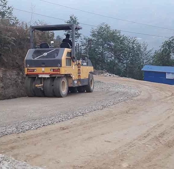 मध्यपहाडी लोकमार्गः हरिचोक–याम्दीखण्ड कालोपत्र गरिँदै
