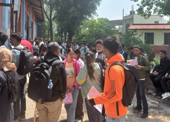 रोकिएन विदेश पढ्न जाने लहर