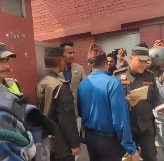 जरिमाना पत्र बोकेर गएको महानगर टोली निर्मल निवासको गेटबाट त्यसै फर्कियो