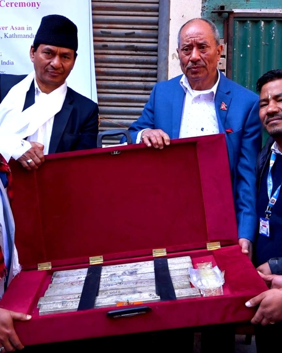 सेतो मछिन्द्रनाथ पुननिर्माणका लागि भारतीय दूतावासले दियाे २४ किलो चाँदी 