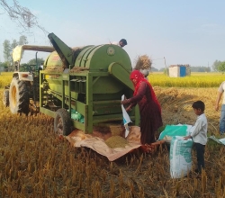 ‘थ्रेसर मेसिन’सञ्चालन गरेर गाउँमै स्वरोजगार