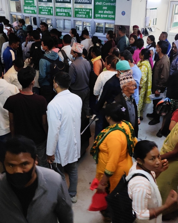 सार्वजनिक सेवामा सास्ती, जताततै लाइन