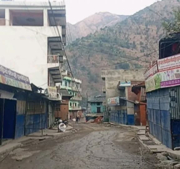 कर कार्यालयको टोली आएपछि पसल बन्द