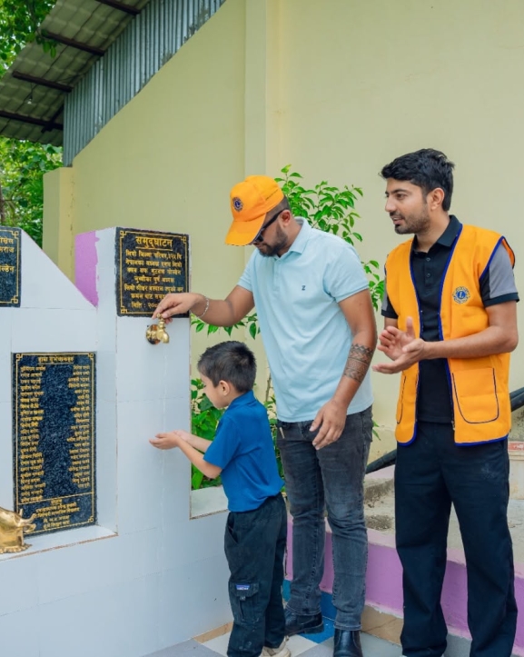 स्व. नुमराज पोखरेलको स्मृतिमा विद्यालयमा खानेपानी धारा निर्माण