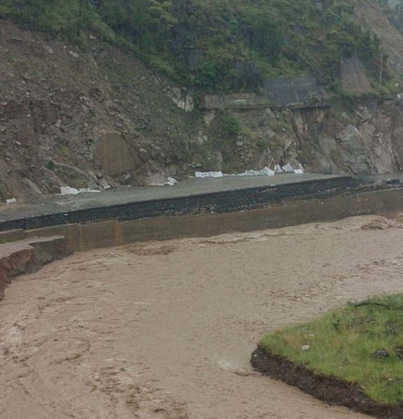 बिपी राजमार्गको रोशी खोला डाइभर्सन बगेपछि यातायात अवरुद्ध, पहिरोले थप चुनौती