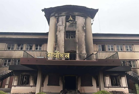 खुल्यो अदालत, ‘कोमा’मा संसद् र सरकार
