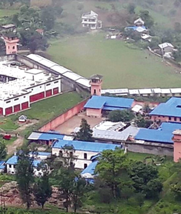 कारागारभित्रै सीप सिकेर कमाउँछन् कैदीबन्दीहरू