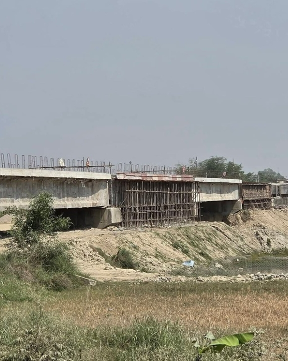 लालबकैया नदीमा निर्माणाधीन पुलको कामले लियो गति