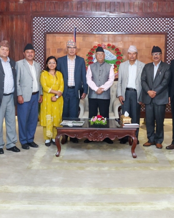 भूमि आयोगका पदाधिकारीद्वारा प्रधानमन्त्रीलाई ब्रिफिङ