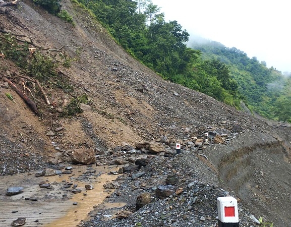 वर्षाले १३ स्थानमा सडक अवरुद्ध