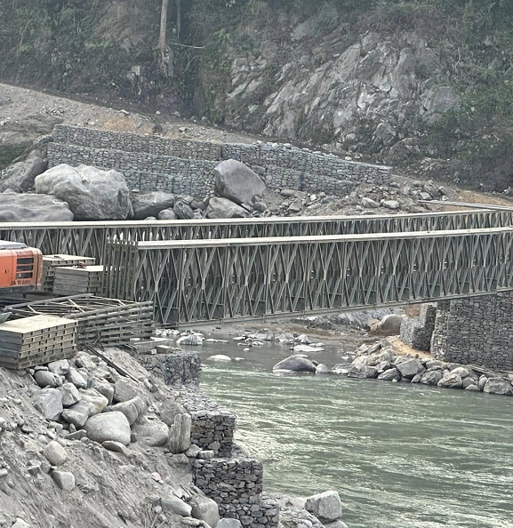 पानीको सतह बढेपछि फोक्सिङटारको बेलिब्रिज झिकियो