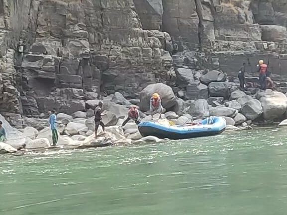 भीरमा अड्किएका आठ जनाको उद्धार