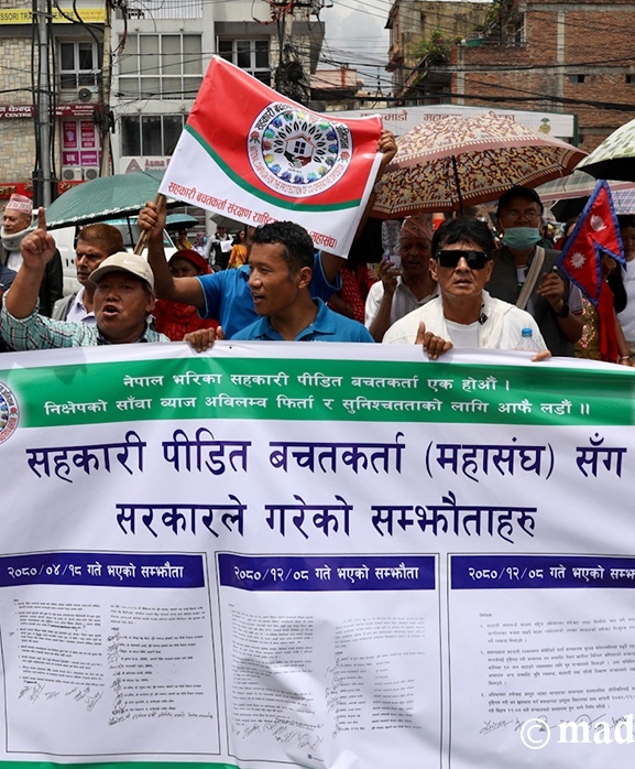 ‘कि त मारिदेऊ, कि त खोला तारिदेऊ' भन्दै सहकारीपीडितहरू पुन: आन्दोलनमा (तस्बिरहरू)