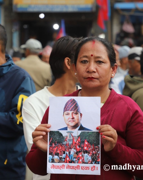 काठमाडौं आइपुगे पूर्वराजा ज्ञानेन्द्र, विमानस्थल बाहिर समर्थककाे भीड