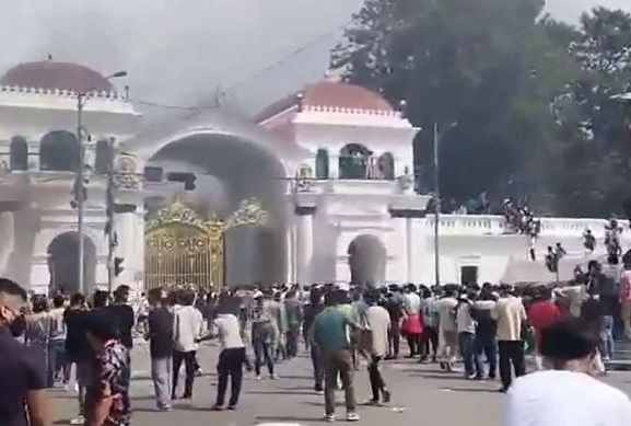 सिंहदरवारको मूल गेटमा प्रदर्शनकारीद्वारा आगजनी