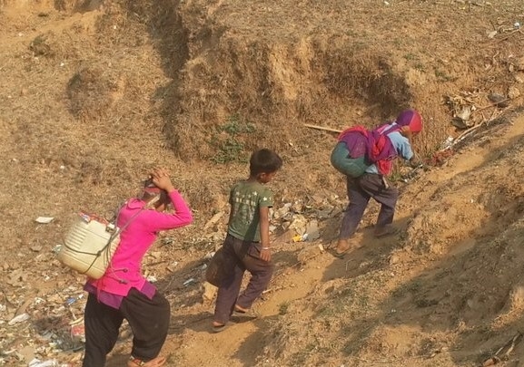 खानेपानी समस्या : खोलाकै पानी पिउँछन् स्थानीय