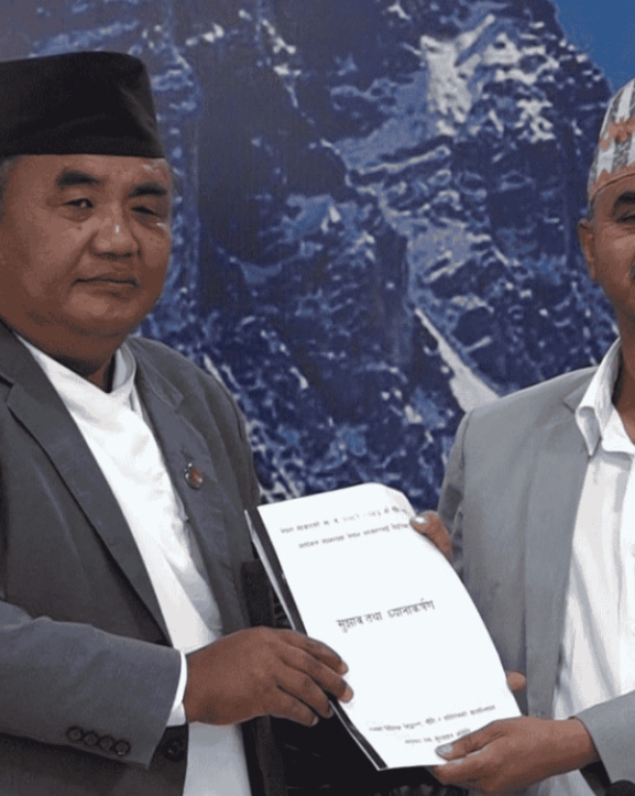 आगामी आर्थिक वर्षको नीति तथा कार्यक्रमबारे सुझाव प्रतिवेदन हस्तान्तरण