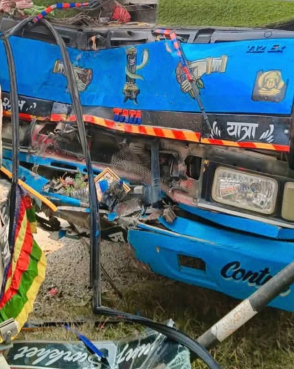 बस र ट्रक ठोक्किँदा १० जना घाइते