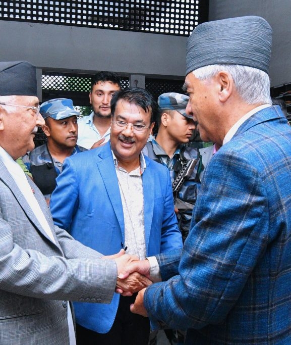 एक्लिए प्रचण्ड, ओलीको हातमा सत्ता